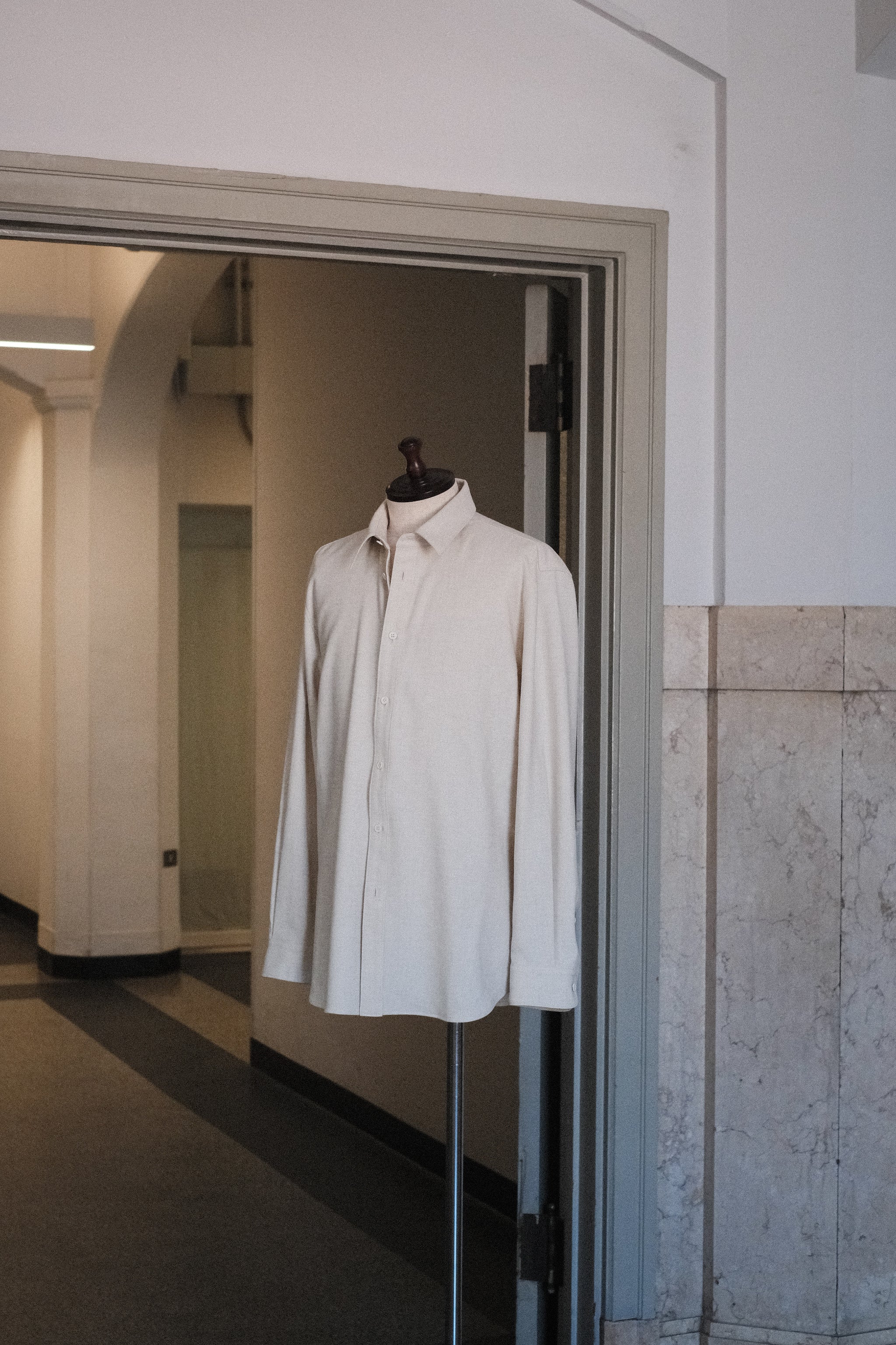 山内 山内】 ウールキュプラ・ランダムシャドーストライプシャツ /WHITE