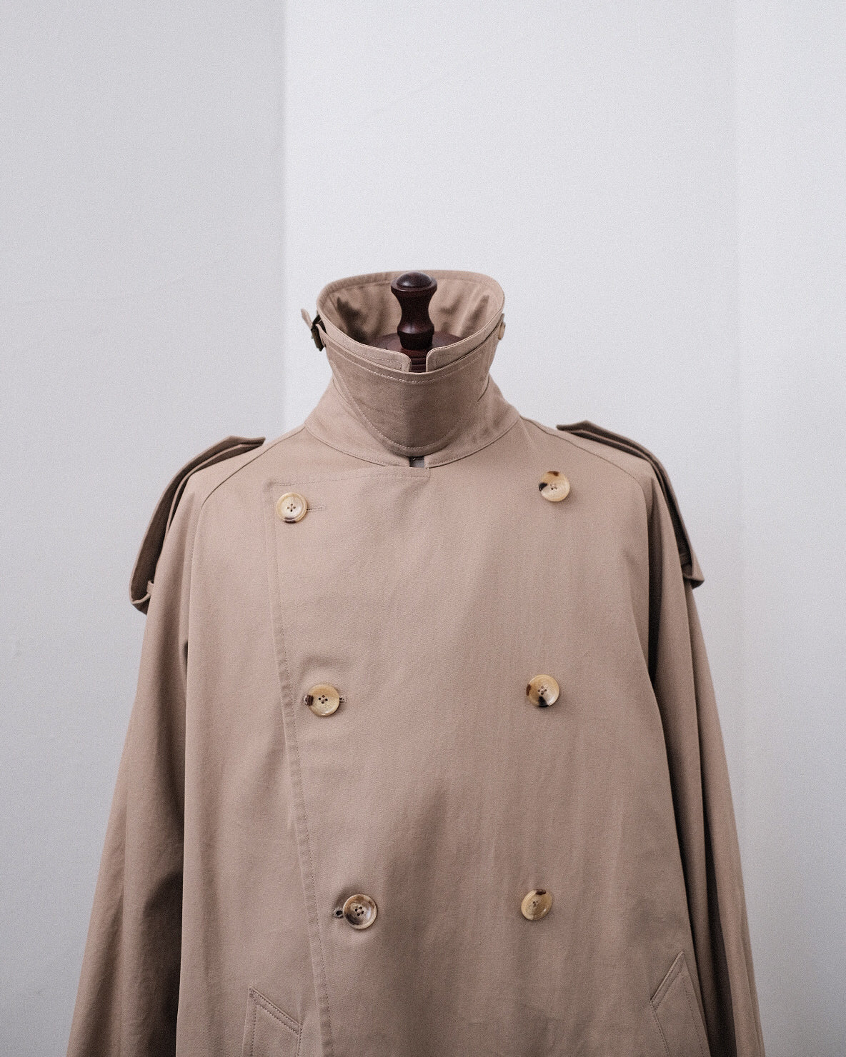 【SCYE BASICS】コットンギャバジントレンチコート(玉虫色) SCYE BASICS/Finx Cotton Gaberdine Trench Coat – 3CMA