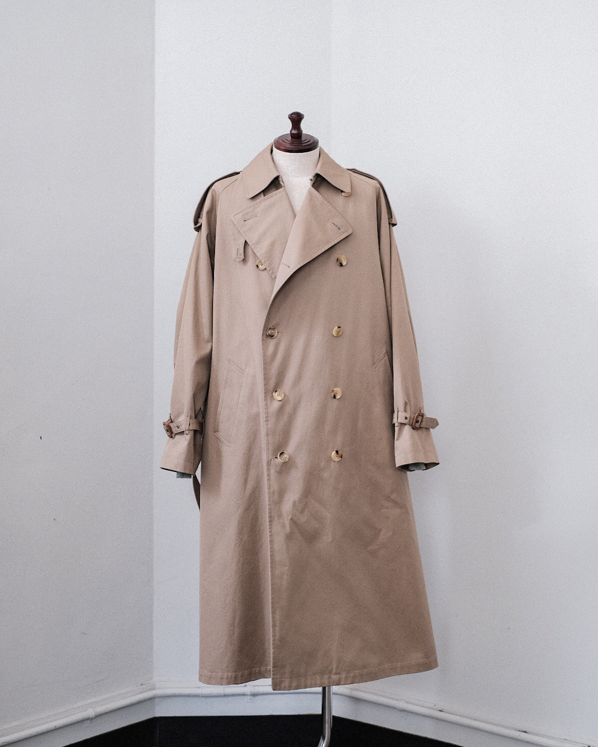 【SCYE BASICS】コットンギャバジントレンチコート(玉虫色) SCYE BASICS] FINX COTTON Gaberdine Trench Coat – apartir Online Store